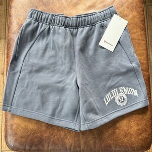 NWT Women’s Lululemon Scuba Mid Rise Oversized Short 7” GRAPHIC Small Solar Grey